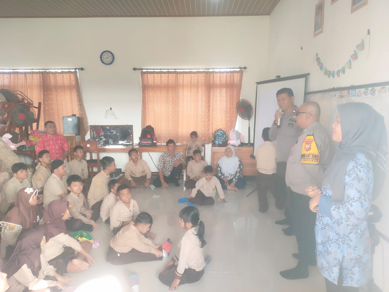 Polsek Indramayu Beri Penyuluhan Anti Narkoba dan Kenakalan Remaja di SLB Mutiara Hati Pekandangan